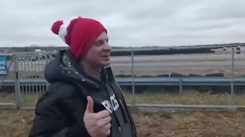 jestqq na toze rqjdowym bede kierowcq sportwym S01E1334