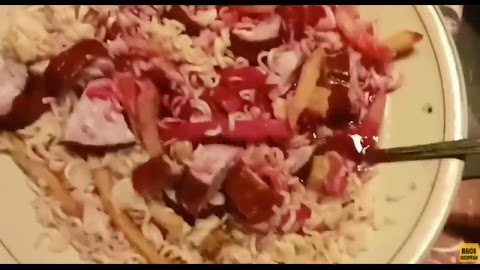 To się musi tuszyć - Kińska czosnkowa z frytkami i kiełbasą