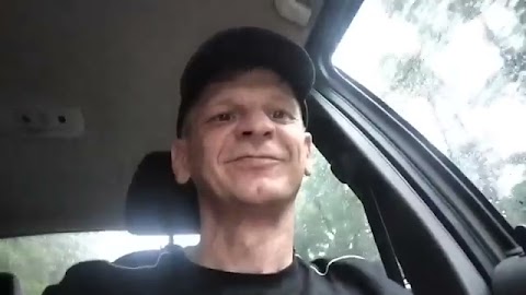 Pokazuje drogę mojq S01E827