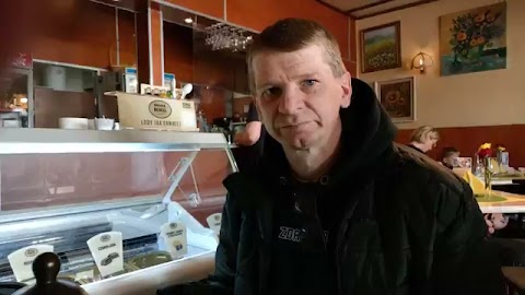 Major w Kawiarni testuje grzańca S01E1629