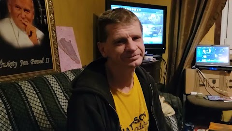 Wojciech usuwa pewne rzeczy z otoczenia S01E1002