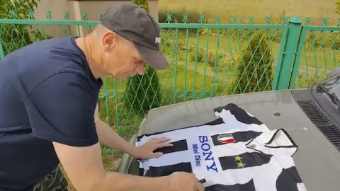 Major podpisał koszulkę sportowq S01E1911