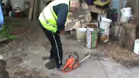 Piłuje  drzewo takie S01E1402