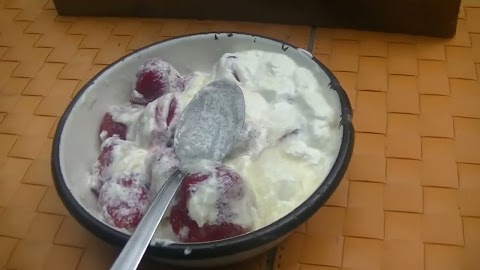 Właśnie truskawki obałem jem smaczne sq S01E127